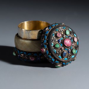 A Chinese enamelled silver box and cover, inset with jade and precious stones — photo 6