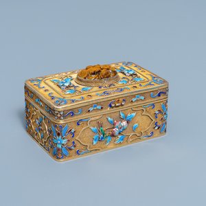 A Chinese enamelled silver-gilt rectangular box and cover, 20th C. — photo 1