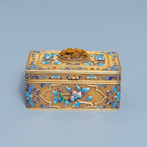 A Chinese enamelled silver-gilt rectangular box and cover, 20th C. — photo 2