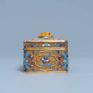 A Chinese enamelled silver-gilt rectangular box and cover, 20th C. — photo 7