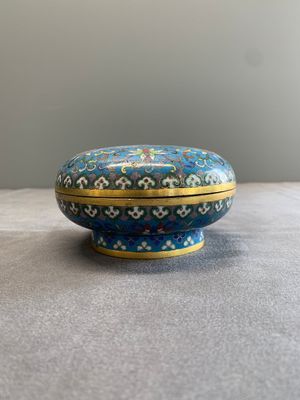 A Chinese enamelled silver incense burner, a covered opium box, a square box and a cloisonné covered box, 19/20th C. — photo 1