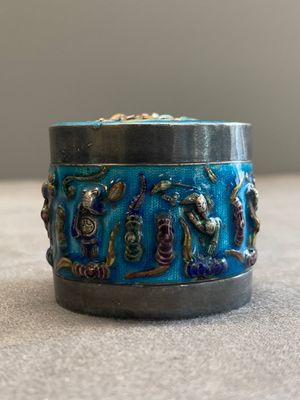 A Chinese enamelled silver incense burner, a covered opium box, a square box and a cloisonné covered box, 19/20th C. — photo 16