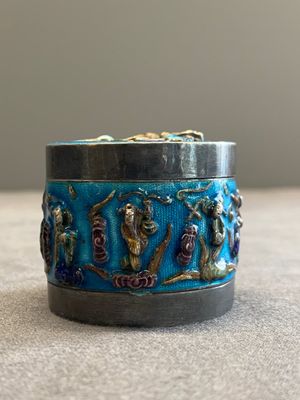 A Chinese enamelled silver incense burner, a covered opium box, a square box and a cloisonné covered box, 19/20th C. — photo 17
