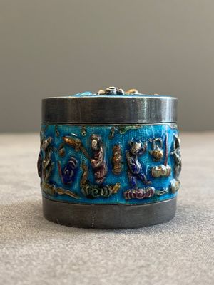 A Chinese enamelled silver incense burner, a covered opium box, a square box and a cloisonné covered box, 19/20th C. — photo 18