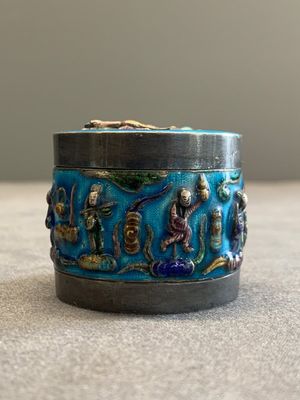 A Chinese enamelled silver incense burner, a covered opium box, a square box and a cloisonné covered box, 19/20th C. — photo 19