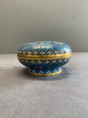A Chinese enamelled silver incense burner, a covered opium box, a square box and a cloisonné covered box, 19/20th C. — photo 2