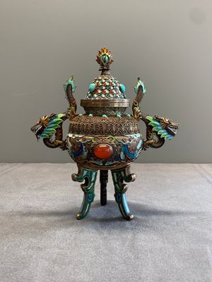 A Chinese enamelled silver incense burner, a covered opium box, a square box and a cloisonné covered box, 19/20th C. — photo 24
