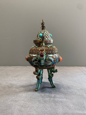 A Chinese enamelled silver incense burner, a covered opium box, a square box and a cloisonné covered box, 19/20th C. — photo 25