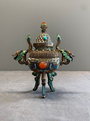 A Chinese enamelled silver incense burner, a covered opium box, a square box and a cloisonné covered box, 19/20th C. — photo 26