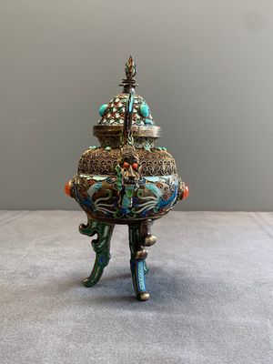 A Chinese enamelled silver incense burner, a covered opium box, a square box and a cloisonné covered box, 19/20th C. — photo 27