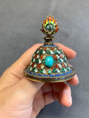 A Chinese enamelled silver incense burner, a covered opium box, a square box and a cloisonné covered box, 19/20th C. — photo 28