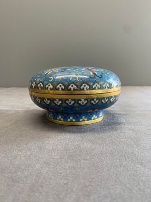 A Chinese enamelled silver incense burner, a covered opium box, a square box and a cloisonné covered box, 19/20th C. — photo 3