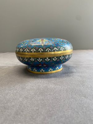 A Chinese enamelled silver incense burner, a covered opium box, a square box and a cloisonné covered box, 19/20th C. — photo 4