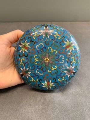 A Chinese enamelled silver incense burner, a covered opium box, a square box and a cloisonné covered box, 19/20th C. — photo 5