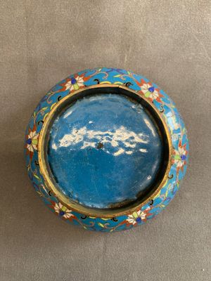 A Chinese enamelled silver incense burner, a covered opium box, a square box and a cloisonné covered box, 19/20th C. — photo 8
