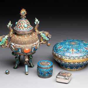 A Chinese enamelled silver incense burner, a covered opium box, a square box and a cloisonné covered box, 19/20th C. — photo 1
