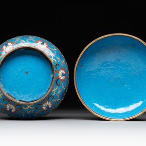 A Chinese enamelled silver incense burner, a covered opium box, a square box and a cloisonné covered box, 19/20th C. — photo 11