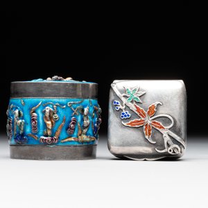 A Chinese enamelled silver incense burner, a covered opium box, a square box and a cloisonné covered box, 19/20th C. — photo 12