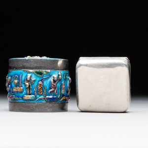 A Chinese enamelled silver incense burner, a covered opium box, a square box and a cloisonné covered box, 19/20th C. — photo 13