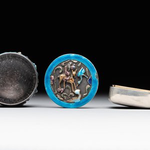 A Chinese enamelled silver incense burner, a covered opium box, a square box and a cloisonné covered box, 19/20th C. — photo 14
