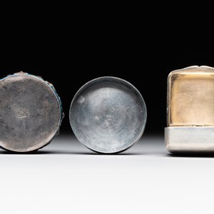 A Chinese enamelled silver incense burner, a covered opium box, a square box and a cloisonné covered box, 19/20th C. — photo 16