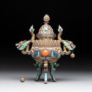 A Chinese enamelled silver incense burner, a covered opium box, a square box and a cloisonné covered box, 19/20th C. — photo 2