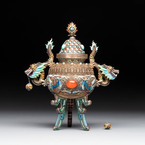 A Chinese enamelled silver incense burner, a covered opium box, a square box and a cloisonné covered box, 19/20th C. — photo 3