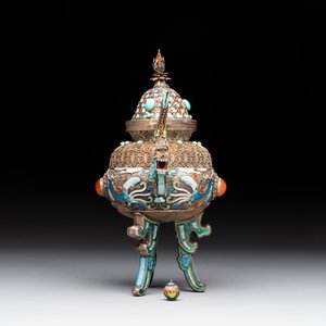 A Chinese enamelled silver incense burner, a covered opium box, a square box and a cloisonné covered box, 19/20th C. — photo 4
