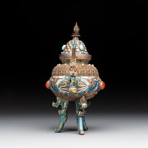A Chinese enamelled silver incense burner, a covered opium box, a square box and a cloisonné covered box, 19/20th C. — photo 5