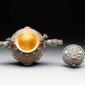 A Chinese enamelled silver incense burner, a covered opium box, a square box and a cloisonné covered box, 19/20th C. — photo 6
