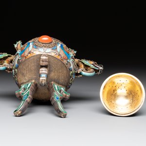 A Chinese enamelled silver incense burner, a covered opium box, a square box and a cloisonné covered box, 19/20th C. — photo 7