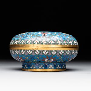 A Chinese enamelled silver incense burner, a covered opium box, a square box and a cloisonné covered box, 19/20th C. — photo 8