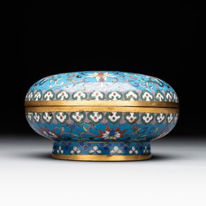 A Chinese enamelled silver incense burner, a covered opium box, a square box and a cloisonné covered box, 19/20th C. — photo 9