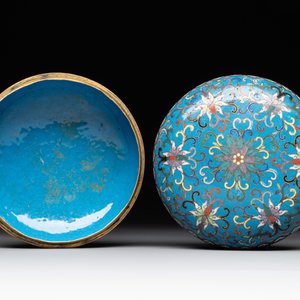 A Chinese enamelled silver incense burner, a covered opium box, a square box and a cloisonné covered box, 19/20th C. — photo 10