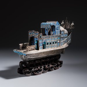 A Chinese enamelled silver model of a boat on a wooden stand — 照片 1