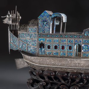 A Chinese enamelled silver model of a boat on a wooden stand — 照片 11