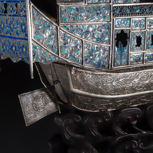 A Chinese enamelled silver model of a boat on a wooden stand — 照片 12