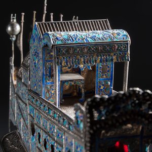 A Chinese enamelled silver model of a boat on a wooden stand — 照片 13