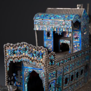 A Chinese enamelled silver model of a boat on a wooden stand — 照片 14