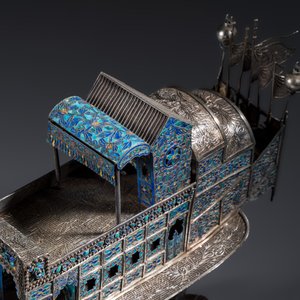 A Chinese enamelled silver model of a boat on a wooden stand — 照片 15