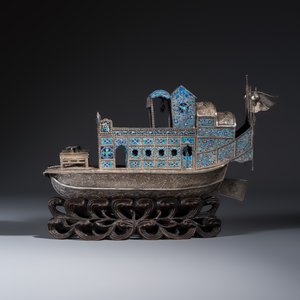 A Chinese enamelled silver model of a boat on a wooden stand — 照片 2