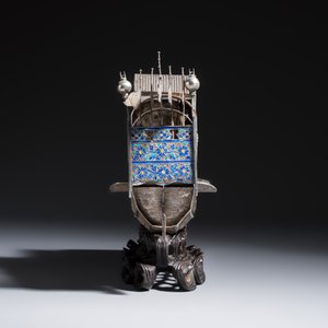 A Chinese enamelled silver model of a boat on a wooden stand — 照片 3