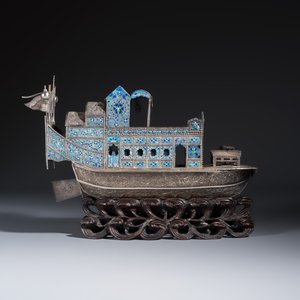 A Chinese enamelled silver model of a boat on a wooden stand — 照片 4