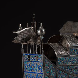 A Chinese enamelled silver model of a boat on a wooden stand — 照片 6