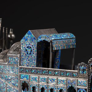 A Chinese enamelled silver model of a boat on a wooden stand — 照片 7