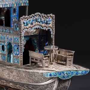 A Chinese enamelled silver model of a boat on a wooden stand — 照片 8