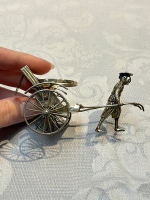 A Chinese enamelled silver model of four bearers and a silver model of a bearer, Guang Sheng Yuan 廣生源 and Yan Ji 衍記 mark, 19th C. — foto 1