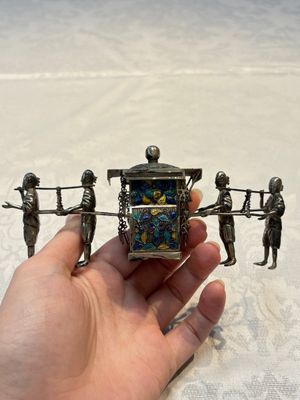A Chinese enamelled silver model of four bearers and a silver model of a bearer, Guang Sheng Yuan 廣生源 and Yan Ji 衍記 mark, 19th C. — foto 11