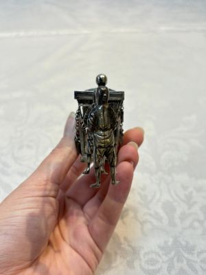 A Chinese enamelled silver model of four bearers and a silver model of a bearer, Guang Sheng Yuan 廣生源 and Yan Ji 衍記 mark, 19th C. — foto 12