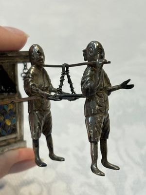 A Chinese enamelled silver model of four bearers and a silver model of a bearer, Guang Sheng Yuan 廣生源 and Yan Ji 衍記 mark, 19th C. — foto 16